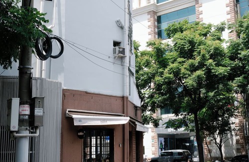 Huaihai Road Commercial Area Apartment | A bedroom with 2 beds, 3 kilometers from the Bund.Shanghai
