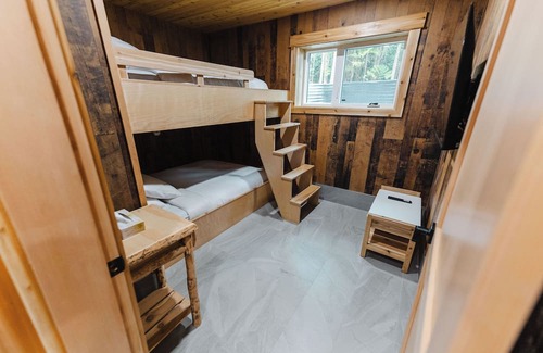 Revelstoke Hotel | Modern 4-Bedroom Luxury CT Lodge Experience