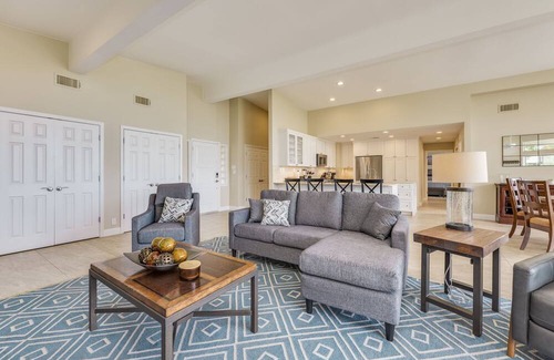 Lakeway House | ﻿Old Lakeway with Lake View and Swim Spa. 30 Day Minimum.