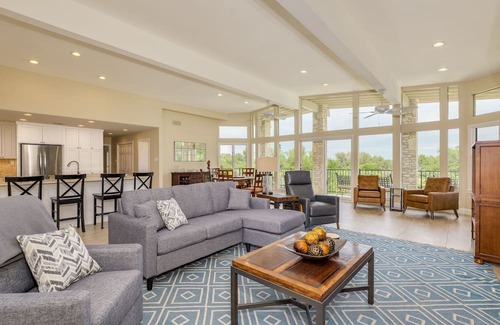 Lakeway House | ﻿Old Lakeway with Lake View and Swim Spa. 30 Day Minimum.