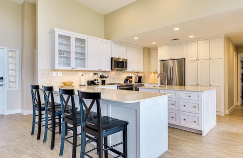 Lakeway House | ﻿Old Lakeway with Lake View and Swim Spa. 30 Day Minimum.