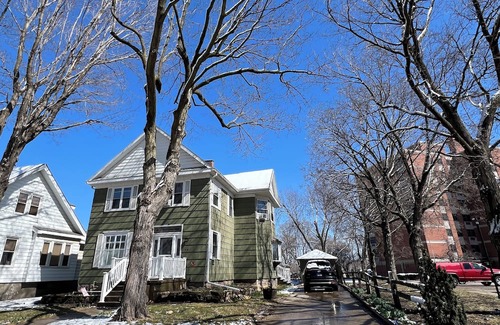 Ottawa House | 3-bedroom house in fabulous Ottawa with WiFi, AC. WASHER/FDRYER， Enjoy your stay