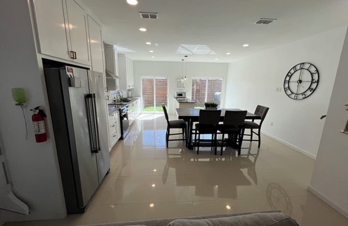 McAllen House | Modern 3bd home - Downtown, Mall, Airport 2min