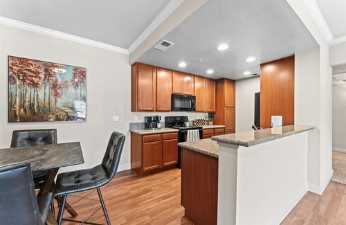 Reno/Tahoe Airport Apartment | New Trendy 1BR Apartment with Heated Pool, Gym & Minigolf