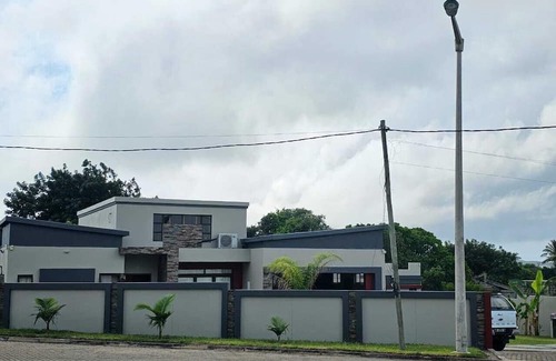 Gueima House | 3-bedroom house in enchanting Praia Do Bilene with WiFi, AC