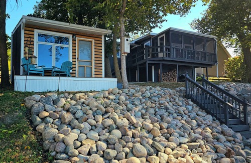 Richwood Cabin | Leaf Lake Haven -A lakeside getaway at its best - summer, fall, winter or spring