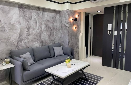 Zuoying District House | 【左營舒適兩房｜近蓮池潭・瑞豐夜市・巨蛋｜交通便利・家庭友善】nnn開放式客廳與廚房空間，方便料理nn鄰近蓮池潭、瑞豐夜市、高雄巨蛋，夜市與演唱會活動唾手可得