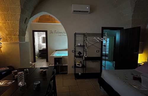 Pulsano Bed & Breakfast | Suite Il Vico – Charming Spa Suite with Jacuzzi, Sauna and Quadruple Room