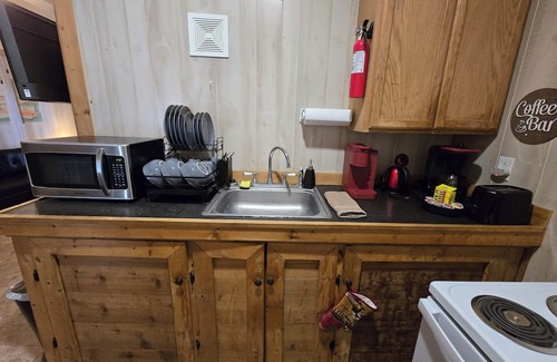 Stinnett Cabin | Cozy cabin with WiFi and AC in small town Stinnett