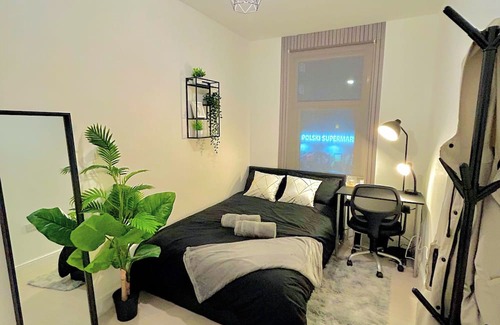 St. Leonard's Apartment | Modern Studio - The Sombrero in Streatham