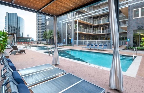 Uptown Condo | Modern 1BR Condo at Miro – Rooftop Pool & Fire Pit!