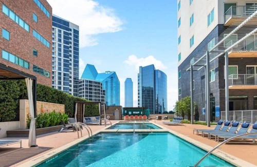 Uptown Condo | Stylish 1BR at Miro – Rooftop Pool and Fire Pit!