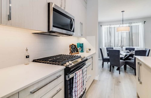 Chestermere House | New Home with Central AC, 15 Mins to YYC, 5 Mins to Lake & Stoney - Pets welcome