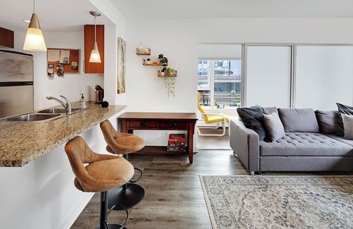 Chinatown Condo | Cozy 1-bedroom Condo/Central Location/Pet Friendly