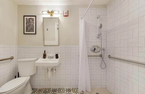 Coral Way House | Classic Hotel in Little Havana: King Suite, Free WiFi & Garden Relaxation