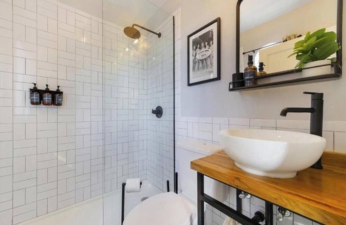 Coral Way House | Classic Hotel in Little Havana: King Suite, Free WiFi & Garden Relaxation