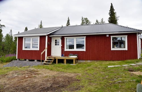 Skaulo Cabin | Lakeside cottage with magnificent views, in the middle of nature, and chance of northern lights.