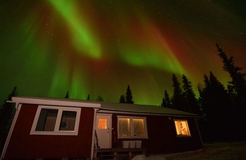 Skaulo Cabin | Lakeside cottage with magnificent views, in the middle of nature, and chance of northern lights.