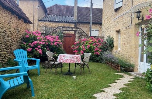 Montignac Apartment | New ground floor apartment in renovated farmhouse on grassed courtyard.