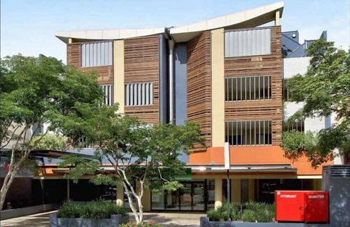 Toowong Apartment | Prime Toowong 3BR Apt– Walk to Shops & Transport!