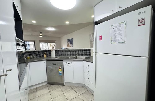 Toowong Apartment | Prime Toowong 3BR Apt– Walk to Shops & Transport!