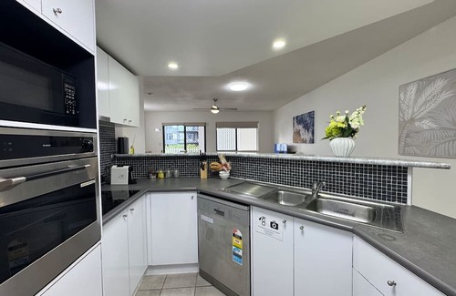 Toowong Apartment | Prime Toowong 3BR Apt– Walk to Shops & Transport!