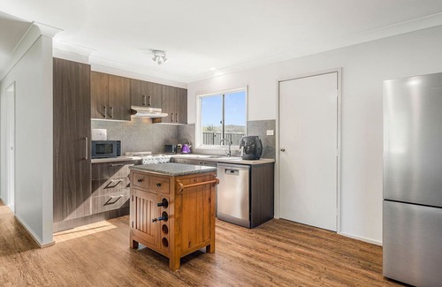 Kew House | Kew Golf Shack - linen supplied, guest wifi available