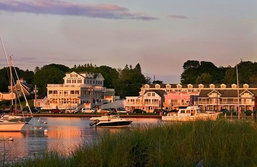 Westerly Apartment | NEW Spacious 4BR on River Above Top Breakfast Spot with A/C in Quaint Stonington