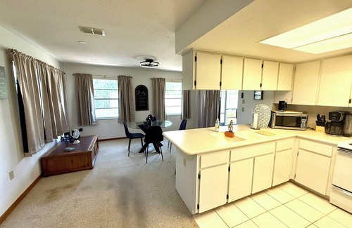 Spring Hill House | Charming 3-bedroom house with WiFi and AC in delightful Spring Hill