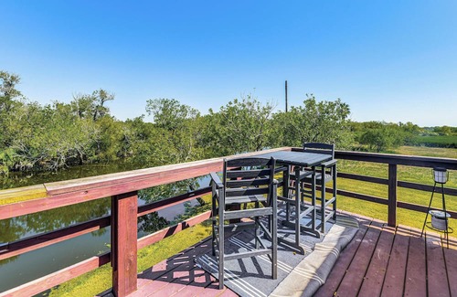Long Mott Cabin | Bleu Bayou ~ Quiet Waterfront River Retreat w/Private Dock and Ramp