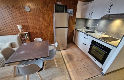 Besse-et-Saint-Anastaise Apartment | Studio in the heart of the station, free WiFi