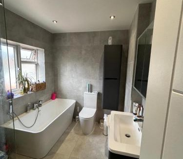 Watford House | Luxurious Shared Home - Self Check-In, Free Street Parking