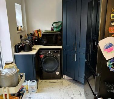 Watford House | Luxurious Shared Home - Self Check-In, Free Street Parking