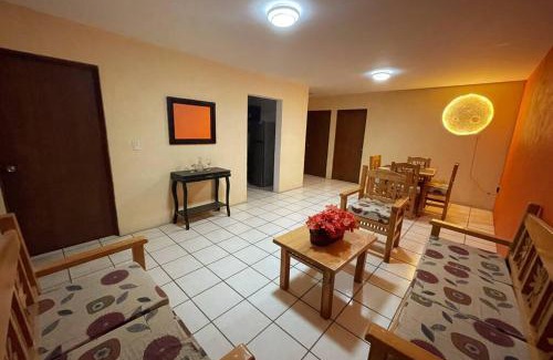 Ciudad Guzman Villa | Casita Luna, Acogedora Casa con Ubicación Perfecta