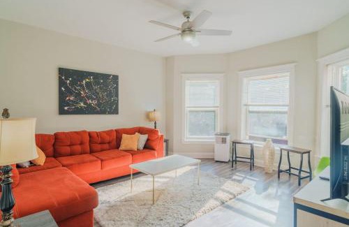 Woodlawn Apartment | Stylish 4BR Oasis in Woodlawn, Close to UChi