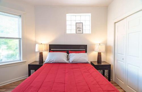 Woodlawn Apartment | Stylish 4BR Oasis in Woodlawn, Close to UChi