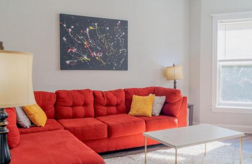Woodlawn Apartment | Stylish 4BR Oasis in Woodlawn, Close to UChi