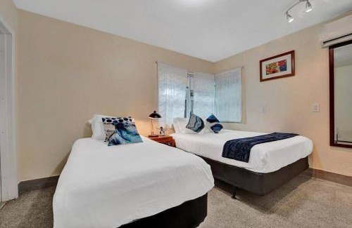 North Beach Apartment | Hollywood Broadwalk, Beach Walk & Family Vacation
