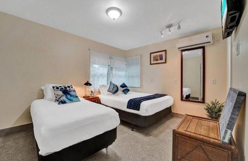 North Beach Apartment | Hollywood Broadwalk, Beach Walk & Family Vacation