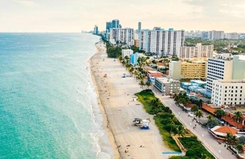 North Beach Apartment | Hollywood Broadwalk, Beach Walk & Family Vacation