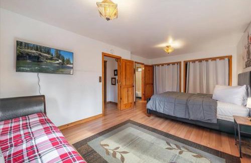 Brockway House | Cozy Pet-Friendly Cabin with Hot-Tub Walk to Lake Tahoe Beach