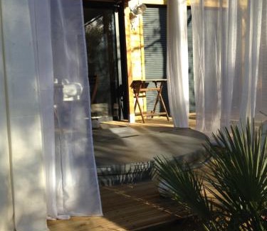 Audenge Bed & Breakfast | L'Haute en couleur cabanes spas