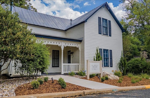 Hot Tub, King Bed, Walk to Main, Luxe Bath - No. 1