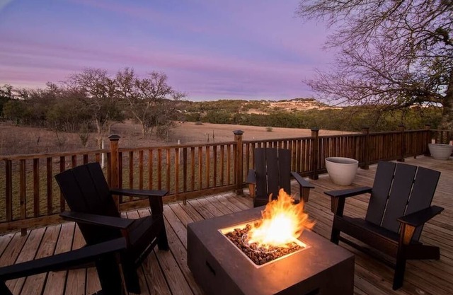 Hot Tub, 2 Br, Full Kitchen - Cedar Haus