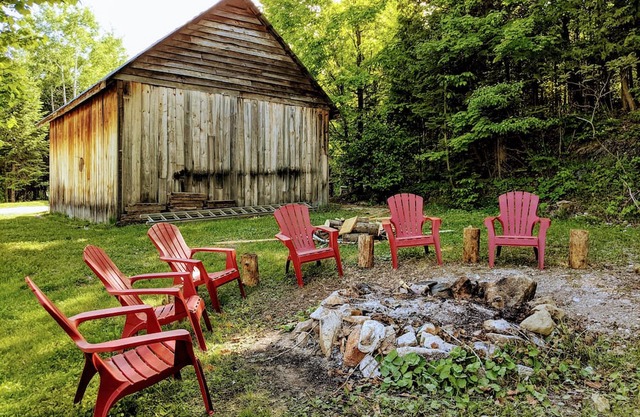 Comfy Cottage w/Sauna and Hot Tub Nestled in Nature in Beautiful Messines, QC