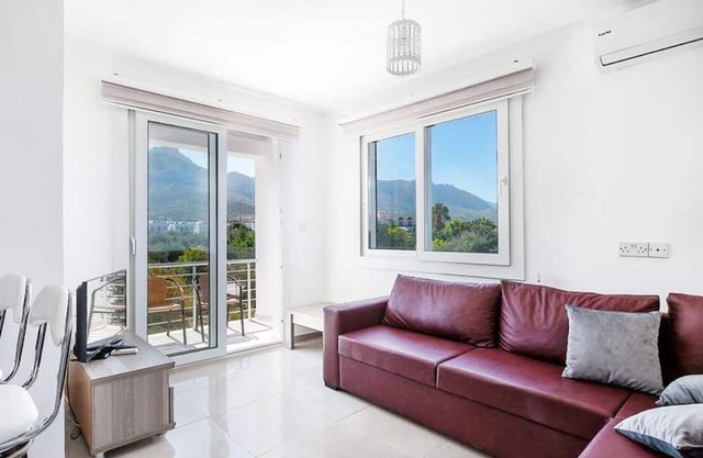 Nature View Flat w Pool 4 min to Beach in Kyrenia