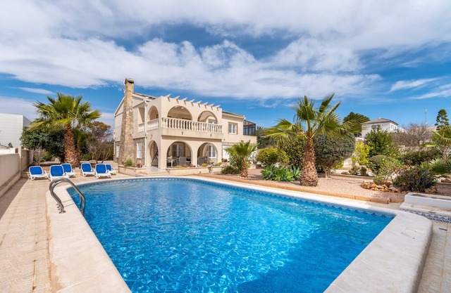 'Villa Azul' with Private Pool, Wi-Fi and Air Conditioning