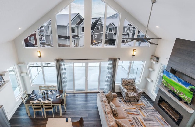 *SPACIOUS-STUNNING-FAMILY AND PET FRIENDLY, SHORT WALK TO MAIN AMENITIES AREA!