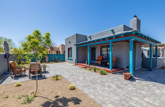 Modern, new house. One Block from Campus