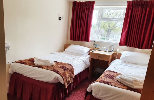 Classic Twin Room - Royal Square Hotel - Birmingham Airport & NEC